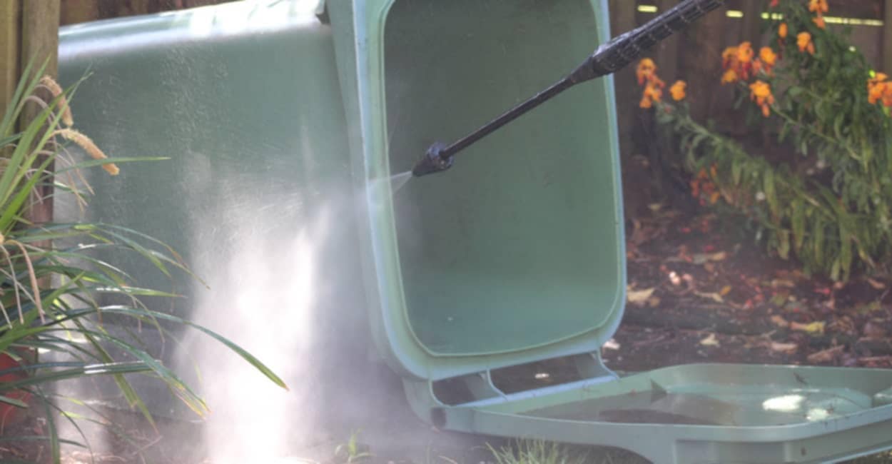 Wheelie bin cleaning service